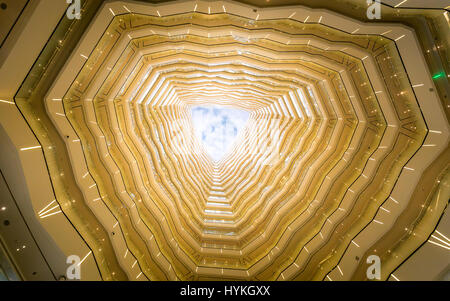 CHINA: SCHWINDELERREGENDE Fotografien von der höchste Turm in China haben aus dem Boden gerissen worden. Diese kaleidoskopischen Fotos zeigen wie eine optische Täuschung einer internen Ansicht der mächtigen Jinmao Tower acht-acht Etagen, von eine außergewöhnliche 1379-Metern Höhe.  Weitere Fotos in der Serie zeigen unglaubliche Symmetrie und die architektonische Pracht der fabelhaften Wolkenkratzer Hongkongs. Fotograf Andy Yeung hat über 100 Gebäude in seinem Bestreben, die Welt zeigen die Schönheit Chinas große Megastrukturen besucht. Stockfoto