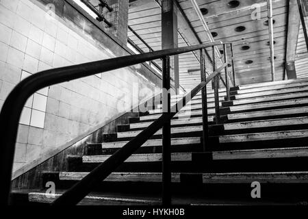 LONDON, UK: THE HIDDEN Überreste eines Londoner am besten erhaltenen verlassene viktorianische Bahnhöfen erobert wurde von einer Gruppe von Ehrfurcht ergriffen Besucher in die Hauptstadt. Die spektakulären Bilder zeigen bröckelnden, überwucherten Reste von der Station, die im Jahre 1867 errichtet wurde. Highgate u-Bahnstation bleibt im Einsatz, aber der Personenverkehr eingestellt, die Oberfläche Station in den frühen 1950er Jahren zu verwenden, obwohl der Güterverkehr weiter bis 1964.The Aufnahmen von einer Gruppe von urban Explorers bekannt als WildBoyz aufgenommen wurden, wie sie eine Reise nach London aus dem Nordosten nahmen. Stockfoto