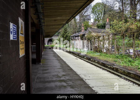 LONDON, UK: THE HIDDEN Überreste eines Londoner am besten erhaltenen verlassene viktorianische Bahnhöfen erobert wurde von einer Gruppe von Ehrfurcht ergriffen Besucher in die Hauptstadt. Die spektakulären Bilder zeigen bröckelnden, überwucherten Reste von der Station, die im Jahre 1867 errichtet wurde. Highgate u-Bahnstation bleibt im Einsatz, aber der Personenverkehr eingestellt, die Oberfläche Station in den frühen 1950er Jahren zu verwenden, obwohl der Güterverkehr weiter bis 1964.The Aufnahmen von einer Gruppe von urban Explorers bekannt als WildBoyz aufgenommen wurden, wie sie eine Reise nach London aus dem Nordosten nahmen. Stockfoto