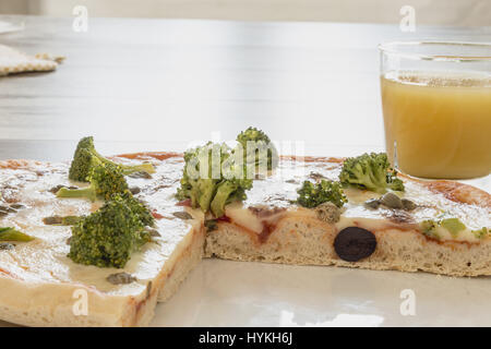 Vor allem Pizza Schneiden von unten Stockfoto