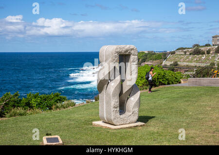 Zweimal-Skulptur Twist Bands von Keizo Ushio dauerhaft in Bronte auf Bondi nach Bronte Spaziergang entlang der Küste Weg, Sydney, Australien Stockfoto