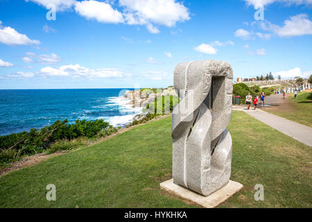 Zweimal-Skulptur Twist Bands von Keizo Ushio dauerhaft in Bronte auf Bondi nach Bronte Spaziergang entlang der Küste Weg, Sydney, Australien Stockfoto