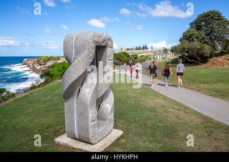 Zweimal-Skulptur Twist Bands von Keizo Ushio dauerhaft in Bronte auf Bondi nach Bronte Spaziergang entlang der Küste Weg, Sydney, Australien Stockfoto