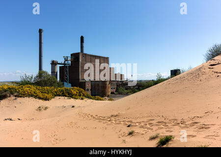 ARDEER, Schottland: Werfen SIE einen seltenen Blick in der schottischen Geburtsort Dynamit dem schwedischen Chemiker Alfred Nobel die Explosive 1870 uraufgeführt. Beeindruckende Bilder zeigen das zerbröckeln, Abplatzungen Reste Nobel Industries Limited erste Fabrik am Ardeer in Schottland, während eine Luftaufnahme Einblick in die enorme Größe des Betriebes bietet. Zeigen Sie auf dem Höhepunkt die Fabrik soll fast 13.000 Männer und Frauen und einige Aufnahmen beschäftigt haben Kritzeleien, die durch jahrelange gelangweilt Arbeiter zurückgelassen. Die Bilder wurden von einem Mitglied der verlassenen Schottland Gruppe, die Erkundung Schottlands fo gewidmet sind Stockfoto