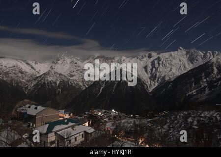 Mondschein Kinnaur Kailash reicht mit Sternspuren, Kalpa, Himachal Pradesh Stockfoto