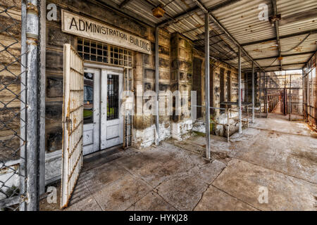 WEST VIRGINIA, USA: Ein Bild des Verwaltungsgebäudes. IST dieses "haunted" ehemalige-Gefängnis einst die Gefangenen zum Tode einen Stromschlag die beunruhigendste touristische Attraktion in der Welt? Haarsträubende Bilder zeigen die Innenleben von der jetzt stillgelegten West Virginia State Penitentiary (WVSP), einschließlich "Old Sparky", die sadistisch benannten elektrischen Stuhl von einem Gefangenen gebaut, noch benutzt um neun Insassen zu töten. Bilder sind auch der Isolationsraum, der Zellenblock, der Speisesaal, maximale Sicherheit Zelle sowie das Verwaltungszentrum Gebäude und Besucher. Baujahr 1866 habe diese Stockfoto