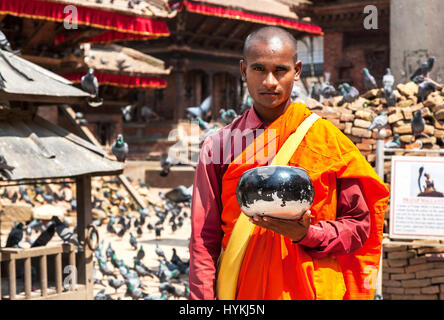 KATHMANDU, NEPAL: Ein britischer Fotograf hat ergreifende Bilder zeigen den Wiederaufbau der stoischen Anwohner sechs Monate seit die Erdbeben der Stärke 7,8 Kathmandu verwüstet gefangen. Bilder zeigen gefährlich aussehenden Gebäude am UNESCO-Weltkulturerbe Durbar Square, Heimat von alten buddhistischen Tempeln noch übrig mit Holzstützen abgestützt.   Trotz des Empfangens weitverbreitete Aufmerksamkeit zum Zeitpunkt der Katastrophe am 25. April, zeigen Fotos jetzt die sorgfältige Konstruktion Bemühungen durch die Personen, die ihre Stadt Stein für Stein manuell wieder aufbauen. Scheinbar von links nach Stockfoto