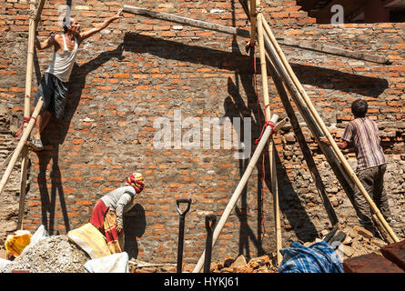 KATHMANDU, NEPAL: Ein britischer Fotograf hat ergreifende Bilder zeigen den Wiederaufbau der stoischen Anwohner sechs Monate seit die Erdbeben der Stärke 7,8 Kathmandu verwüstet gefangen. Bilder zeigen gefährlich aussehenden Gebäude am UNESCO-Weltkulturerbe Durbar Square, Heimat von alten buddhistischen Tempeln noch übrig mit Holzstützen abgestützt.   Trotz des Empfangens weitverbreitete Aufmerksamkeit zum Zeitpunkt der Katastrophe am 25. April, zeigen Fotos jetzt die sorgfältige Konstruktion Bemühungen durch die Personen, die ihre Stadt Stein für Stein manuell wieder aufbauen. Scheinbar von links nach Stockfoto