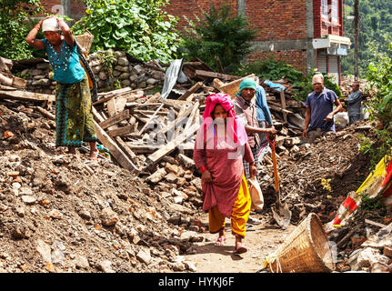 KATHMANDU, NEPAL: Ein britischer Fotograf hat ergreifende Bilder zeigen den Wiederaufbau der stoischen Anwohner sechs Monate seit die Erdbeben der Stärke 7,8 Kathmandu verwüstet gefangen. Bilder zeigen gefährlich aussehenden Gebäude am UNESCO-Weltkulturerbe Durbar Square, Heimat von alten buddhistischen Tempeln noch übrig mit Holzstützen abgestützt.   Trotz des Empfangens weitverbreitete Aufmerksamkeit zum Zeitpunkt der Katastrophe am 25. April, zeigen Fotos jetzt die sorgfältige Konstruktion Bemühungen durch die Personen, die ihre Stadt Stein für Stein manuell wieder aufbauen. Scheinbar von links nach Stockfoto