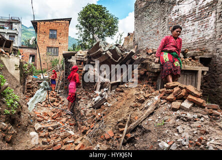 KATHMANDU, NEPAL: Ein britischer Fotograf hat ergreifende Bilder zeigen den Wiederaufbau der stoischen Anwohner sechs Monate seit die Erdbeben der Stärke 7,8 Kathmandu verwüstet gefangen. Bilder zeigen gefährlich aussehenden Gebäude am UNESCO-Weltkulturerbe Durbar Square, Heimat von alten buddhistischen Tempeln noch übrig mit Holzstützen abgestützt.   Trotz des Empfangens weitverbreitete Aufmerksamkeit zum Zeitpunkt der Katastrophe am 25. April, zeigen Fotos jetzt die sorgfältige Konstruktion Bemühungen durch die Personen, die ihre Stadt Stein für Stein manuell wieder aufbauen. Scheinbar von links nach Stockfoto