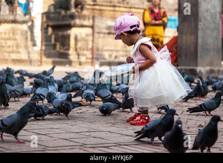 KATHMANDU, NEPAL: Ein britischer Fotograf hat ergreifende Bilder zeigen den Wiederaufbau der stoischen Anwohner sechs Monate seit die Erdbeben der Stärke 7,8 Kathmandu verwüstet gefangen. Bilder zeigen gefährlich aussehenden Gebäude am UNESCO-Weltkulturerbe Durbar Square, Heimat von alten buddhistischen Tempeln noch übrig mit Holzstützen abgestützt.   Trotz des Empfangens weitverbreitete Aufmerksamkeit zum Zeitpunkt der Katastrophe am 25. April, zeigen Fotos jetzt die sorgfältige Konstruktion Bemühungen durch die Personen, die ihre Stadt Stein für Stein manuell wieder aufbauen. Scheinbar von links nach Stockfoto