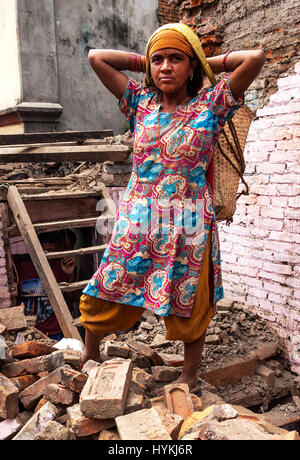 KATHMANDU, NEPAL: Ein britischer Fotograf hat ergreifende Bilder zeigen den Wiederaufbau der stoischen Anwohner sechs Monate seit die Erdbeben der Stärke 7,8 Kathmandu verwüstet gefangen. Bilder zeigen gefährlich aussehenden Gebäude am UNESCO-Weltkulturerbe Durbar Square, Heimat von alten buddhistischen Tempeln noch übrig mit Holzstützen abgestützt.   Trotz des Empfangens weitverbreitete Aufmerksamkeit zum Zeitpunkt der Katastrophe am 25. April, zeigen Fotos jetzt die sorgfältige Konstruktion Bemühungen durch die Personen, die ihre Stadt Stein für Stein manuell wieder aufbauen. Scheinbar von links nach Stockfoto