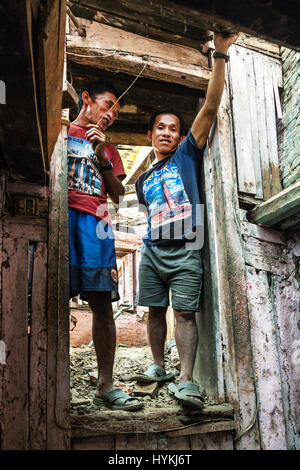 KATHMANDU, NEPAL: Ein britischer Fotograf hat ergreifende Bilder zeigen den Wiederaufbau der stoischen Anwohner sechs Monate seit die Erdbeben der Stärke 7,8 Kathmandu verwüstet gefangen. Bilder zeigen gefährlich aussehenden Gebäude am UNESCO-Weltkulturerbe Durbar Square, Heimat von alten buddhistischen Tempeln noch übrig mit Holzstützen abgestützt.   Trotz des Empfangens weitverbreitete Aufmerksamkeit zum Zeitpunkt der Katastrophe am 25. April, zeigen Fotos jetzt die sorgfältige Konstruktion Bemühungen durch die Personen, die ihre Stadt Stein für Stein manuell wieder aufbauen. Scheinbar von links nach Stockfoto