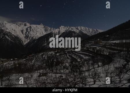 Mondschein Kinnaur Kailash reicht mit Sternspuren, Kalpa, Himachal Pradesh Stockfoto