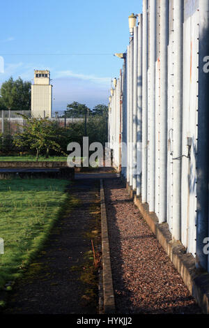 SCHOCKIERENDE Fotos zeigen die verlassenen Reste der berüchtigtsten Gefängnisse Großbritanniens, wo verurteilte IRA und Ulster Loyalist Terroristen gehalten wurden. Aus verfallenen Zellen und Stacheldraht, Zäune, medizinische Einrichtungen und die Familie Zimmer präsentieren die Bilder der HM Gefängnis-Labyrinth in Nordirland übrig, die im Jahr 2000 geschlossen. Das Gefängnis untergebracht paramilitärische Gefangenen während der Unruhen, die Großbritannien und Irland bis das Karfreitagsabkommen 1998 verschandelt und ist vielleicht am besten bekannt als der Ort, wo zehn irischen republikanischen Gefangenen selbst während einer Hunger-St verhungerten, Stockfoto