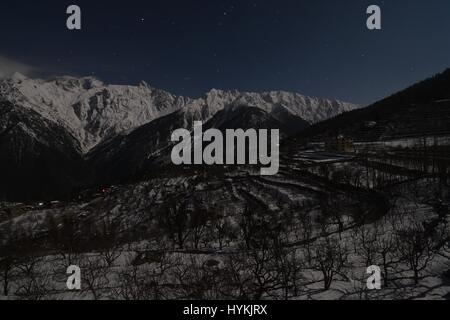 Mondschein Kinnaur Kailash reicht mit Sternspuren, Kalpa, Himachal Pradesh Stockfoto