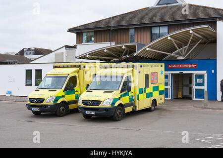 Krankenwagen außerhalb Notaufnahme Stockfoto