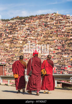 TIBET, CHINA: CHINA umgezogen, das größte tibetisch-buddhistischen Institut in der Welt zu zerstören, nachdem ein Arbeitsteam eingezogen, die Mönch Studentenstadt am Larung Gar zu zerlegen. Laut Londoner Free Tibet, ein chinesisches Team begleitet von Polizei, begann Beamte und Soldaten in Zivilkleidung Abriss Strukturen an Larung Gar buddhistische Akademie in Sertar County in Osttibet vor zwei Tagen. Schockierende Bilder und Video zur Verfügung gestellt von der Gruppe zeigen der Zerstörung, die hat in der einmal Blick auf die Stadt und liegen in krassem Gegensatz zu den atemberaubenden Bildern e Stockfoto