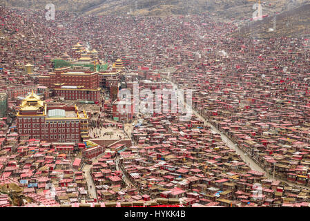 TIBET, CHINA: CHINA umgezogen, das größte tibetisch-buddhistischen Institut in der Welt zu zerstören, nachdem ein Arbeitsteam eingezogen, die Mönch Studentenstadt am Larung Gar zu zerlegen. Laut Londoner Free Tibet, ein chinesisches Team begleitet von Polizei, begann Beamte und Soldaten in Zivilkleidung Abriss Strukturen an Larung Gar buddhistische Akademie in Sertar County in Osttibet vor zwei Tagen. Schockierende Bilder und Video zur Verfügung gestellt von der Gruppe zeigen der Zerstörung, die hat in der einmal Blick auf die Stadt und liegen in krassem Gegensatz zu den atemberaubenden Bildern e Stockfoto