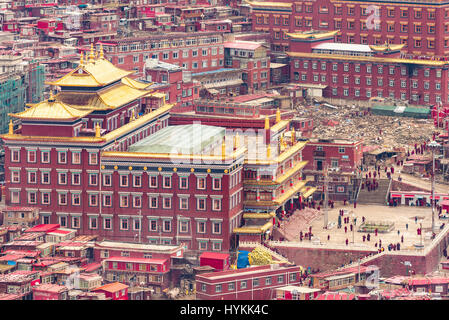 TIBET, CHINA: CHINA umgezogen, das größte tibetisch-buddhistischen Institut in der Welt zu zerstören, nachdem ein Arbeitsteam eingezogen, die Mönch Studentenstadt am Larung Gar zu zerlegen. Laut Londoner Free Tibet, ein chinesisches Team begleitet von Polizei, begann Beamte und Soldaten in Zivilkleidung Abriss Strukturen an Larung Gar buddhistische Akademie in Sertar County in Osttibet vor zwei Tagen. Schockierende Bilder und Video zur Verfügung gestellt von der Gruppe zeigen der Zerstörung, die hat in der einmal Blick auf die Stadt und liegen in krassem Gegensatz zu den atemberaubenden Bildern e Stockfoto