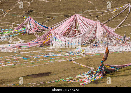 TIBET, CHINA: CHINA umgezogen, das größte tibetisch-buddhistischen Institut in der Welt zu zerstören, nachdem ein Arbeitsteam eingezogen, die Mönch Studentenstadt am Larung Gar zu zerlegen. Laut Londoner Free Tibet, ein chinesisches Team begleitet von Polizei, begann Beamte und Soldaten in Zivilkleidung Abriss Strukturen an Larung Gar buddhistische Akademie in Sertar County in Osttibet vor zwei Tagen. Schockierende Bilder und Video zur Verfügung gestellt von der Gruppe zeigen der Zerstörung, die hat in der einmal Blick auf die Stadt und liegen in krassem Gegensatz zu den atemberaubenden Bildern e Stockfoto