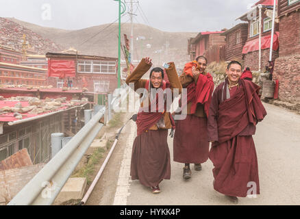 TIBET, CHINA: CHINA umgezogen, das größte tibetisch-buddhistischen Institut in der Welt zu zerstören, nachdem ein Arbeitsteam eingezogen, die Mönch Studentenstadt am Larung Gar zu zerlegen. Laut Londoner Free Tibet, ein chinesisches Team begleitet von Polizei, begann Beamte und Soldaten in Zivilkleidung Abriss Strukturen an Larung Gar buddhistische Akademie in Sertar County in Osttibet vor zwei Tagen. Schockierende Bilder und Video zur Verfügung gestellt von der Gruppe zeigen der Zerstörung, die hat in der einmal Blick auf die Stadt und liegen in krassem Gegensatz zu den atemberaubenden Bildern e Stockfoto