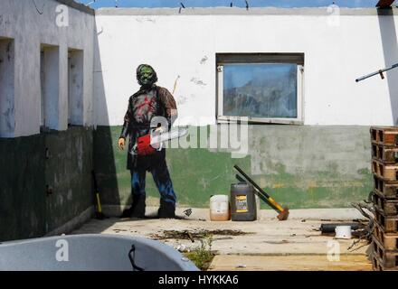 Insel UTSIRA, Norwegen: Leatherface aus dem Film Texas Chainsaw Massacre ist mit einer Kettensäge in seinen Händen. Ein RECOVERING Addict hat erklärt, dass Banksy ihm das Leben gerettet durch drehen ihn aus dem Leben der trinken und Drogen. 37-j hrige Autodidakt Schablone Künstler Jamie Paul Scanlon, bekannt durch den Namen der Straße "JPS", begann seine street-Art in seiner Heimatstadt Weston-Super-Mare. Im Gegensatz zu Banksy, der zugab, eine ehemalige öffentliche Schuljunge im 2008, ist Jamie von Weston-Super-Mare grobe Sozialsiedlung der Bournville. Wenn er erst 19 Jahre, die alten zwei seiner besten Freunde getötet wurden war, führte die Stockfoto