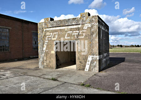 UPPER HEYFORD, UK: Willkommen Sie in der verlassenen RAF base wo Roger Moore und Brad Pitt spielte in Filmen wo sie einzelne im Alleingang die Welt gerettet. Eindringliche Bilder der hundert - Jahre alten Basis zeigen die langsam verfallenden Einrichtungen an RAF Upper Heyford, ist eines der ältesten militärischen Luftwaffe basiert auf dem Planeten und war das Zentrum der amerikanischen Airpower in Europa während des 2. Weltkrieges. Bilder zeigen einen rostigen Generator, Munitionskisten und Heavy-Metal Sheet Gebäude noch im Ort und wo die Film-Blockbuster wie Bond-Film Octopussy und Zombie Flick, World War Z beide waren gefilmt. Anderen erschossen Stockfoto