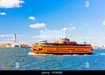 Freiheitsstatue und Fähre nach Staten Island, New York, USA Stockfoto