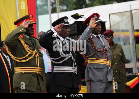 KAMPALA, UGANDA: Staats-und Ugandas Sicherheit Kräfte-L-R Gen Wamala Katumba UPDF, Uganda Polizeikommissar Okoth Ochola und Kommissar Uganda Gefängnisse. Yoweri Museveni hat als Präsident von Uganda heute nach Wahlen, die am 18. Februar 2016 stattfand vereidigt worden.  Präsident Museveni kann gesehen werden, der Eidesleistung, Unterzeichnung der offiziellen Dokumente, eine zeremonielle Schild und Inspektion der Ehrengarde. Andere Bilder zeigen begeisterte Tänzer, Mitglieder von der Polizei als auch die Streitkräfte Band. Die Zeremonie in Kampala, während stattfand war zum sechsten Mal Museveni Stockfoto