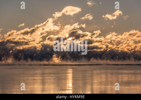 LAKE MICHIGAN, USA: Der Sonne prallen obwohl dieser nebligen Morgengrauen um ein unglaublich kalt minus 19 Grad Celsius macht dieses Sees am Feuer aussehen. Bekannt als "Meer Rauch" zeigen die Bilder schwere Nebel ein natürliches Phänomen, verursacht, wenn warme Wasserdampf trifft auf kalten Luft und erstellen einen unheimlichen Nebel kondensiert. Schönen Aufnahmen wurden von britischen Amateur-Fotografen, Bob Small, ursprünglich aus Somerset, genommen aber jetzt in der Nähe der amerikanischen See basiert. Stockfoto