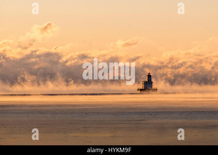 LAKE MICHIGAN, USA: Der Sonne prallen obwohl dieser nebligen Morgengrauen um ein unglaublich kalt minus 19 Grad Celsius macht dieses Sees am Feuer aussehen. Bekannt als "Meer Rauch" zeigen die Bilder schwere Nebel ein natürliches Phänomen, verursacht, wenn warme Wasserdampf trifft auf kalten Luft und erstellen einen unheimlichen Nebel kondensiert. Schönen Aufnahmen wurden von britischen Amateur-Fotografen, Bob Small, ursprünglich aus Somerset, genommen aber jetzt in der Nähe der amerikanischen See basiert. Stockfoto