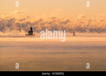 LAKE MICHIGAN, USA: Der Sonne prallen obwohl dieser nebligen Morgengrauen um ein unglaublich kalt minus 19 Grad Celsius macht dieses Sees am Feuer aussehen. Bekannt als "Meer Rauch" zeigen die Bilder schwere Nebel ein natürliches Phänomen, verursacht, wenn warme Wasserdampf trifft auf kalten Luft und erstellen einen unheimlichen Nebel kondensiert. Schönen Aufnahmen wurden von britischen Amateur-Fotografen, Bob Small, ursprünglich aus Somerset, genommen aber jetzt in der Nähe der amerikanischen See basiert. Stockfoto