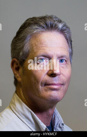 FLORIDA / USA: Kopfschuss von Stuart Kaye. AMAZING Moment macht eine Rotschulterstärling perfekte Landung auf dem Rücken eines Falken wurde durch ein Amateurfotograf erfasst. Bilder zeigen einem rote Schulter Falken gejagt durch ein rot-winged schwarzer Vogel und eine gemeinsame Grackle, bevor die Amsel schließlich für eine sichere Landung auf der Rückseite des Falken in der Begegnung eingeht, die nur nur wenige Sekunden dauerte. Die angry Birds fährt dann mit die Rückseite des Falken zu picken. Airline pilot Stuart Kaye (60) aus Gainesville, Florida ist Glück, umgeben von heimischen Vögel, die einen endlosen Vorrat liefern Stockfoto