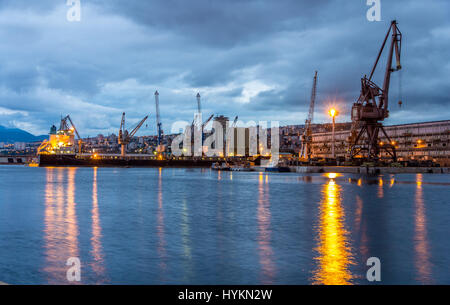 Abends Blick auf Hafen Rijeka in Kroatien Stockfoto