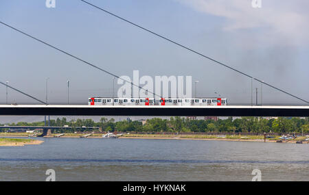 Straßenbahn Mouving auf Oberkasseler Brücke in Düsseldorf Stockfoto