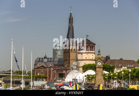 Kai der Rhein in Düsseldorf, Deutschland Stockfoto