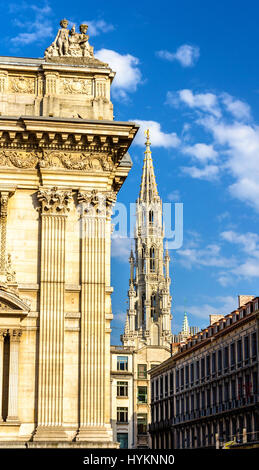 Brüsseler Börse und Turm des Rathauses - Belgien Stockfoto