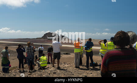 St. HELENA, Atlantik: Inselbewohner und Touristen sehen das erste jemals Linienflug auf der britischen Insel Flughafen von St. Helena. Die British Airways 747 erfolgreich aufsetzten und zog heute eine historische Premiere war je Flug nach 47 Quadrat-Meile British Atlantischen Ozean Territorium der neu eröffnete Flughafen, mit seinen 6.000 Fuß langen Start-und Landebahn. Regelmäßige Flüge 2278 Meilen nach Johannesburg in Südafrika sind jetzt stattfinden. Inselbewohner hoffen, dass die Route schließlich London und Kapstadt beinhalten wird. Der Herzog von York Prinz Andrew reiste zu den abgelegenen Ort, der neue Flughafen zu öffnen Stockfoto