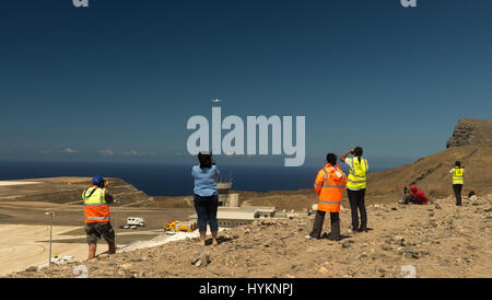 St. HELENA, Atlantik: Inselbewohner und Touristen sehen das erste jemals Linienflug auf der britischen Insel Flughafen von St. Helena. Die British Airways 747 erfolgreich aufsetzten und zog heute eine historische Premiere war je Flug nach 47 Quadrat-Meile British Atlantischen Ozean Territorium der neu eröffnete Flughafen, mit seinen 6.000 Fuß langen Start-und Landebahn. Regelmäßige Flüge 2278 Meilen nach Johannesburg in Südafrika sind jetzt stattfinden. Inselbewohner hoffen, dass die Route schließlich London und Kapstadt beinhalten wird. Der Herzog von York Prinz Andrew reiste zu den abgelegenen Ort, der neue Flughafen zu öffnen Stockfoto