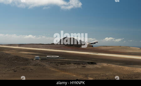 St. HELENA, Atlantik: Inselbewohner und Touristen sehen das erste jemals Linienflug auf der britischen Insel Flughafen von St. Helena. Die British Airways 747 erfolgreich aufsetzten und zog heute eine historische Premiere war je Flug nach 47 Quadrat-Meile British Atlantischen Ozean Territorium der neu eröffnete Flughafen, mit seinen 6.000 Fuß langen Start-und Landebahn. Regelmäßige Flüge 2278 Meilen nach Johannesburg in Südafrika sind jetzt stattfinden. Inselbewohner hoffen, dass die Route schließlich London und Kapstadt beinhalten wird. Der Herzog von York Prinz Andrew reiste zu den abgelegenen Ort, der neue Flughafen zu öffnen Stockfoto