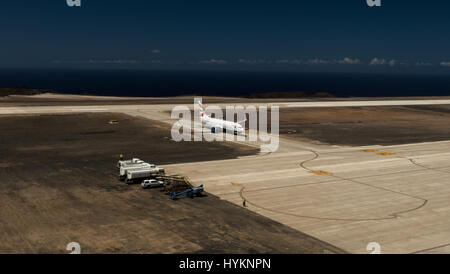 St. HELENA, Atlantik: Inselbewohner und Touristen sehen das erste jemals Linienflug auf der britischen Insel Flughafen von St. Helena. Die British Airways 747 erfolgreich aufsetzten und zog heute eine historische Premiere war je Flug nach 47 Quadrat-Meile British Atlantischen Ozean Territorium der neu eröffnete Flughafen, mit seinen 6.000 Fuß langen Start-und Landebahn. Regelmäßige Flüge 2278 Meilen nach Johannesburg in Südafrika sind jetzt stattfinden. Inselbewohner hoffen, dass die Route schließlich London und Kapstadt beinhalten wird. Der Herzog von York Prinz Andrew reiste zu den abgelegenen Ort, der neue Flughafen zu öffnen Stockfoto