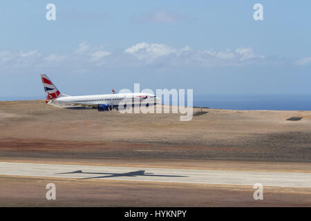 St. HELENA, Atlantik: Inselbewohner und Touristen sehen das erste jemals Linienflug auf der britischen Insel St. Helena. Die British Airways 747 erfolgreich aufsetzten und zog heute eine historische Premiere war je Flug nach 47 Quadrat-Meile British Atlantischen Ozean Territorium der neu eröffnete Flughafen, mit seinen 6.000 Fuß langen Start-und Landebahn. Regelmäßige Flüge 2278 Meilen nach Johannesburg in Südafrika sind jetzt stattfinden. Inselbewohner hoffen, dass die Route schließlich London und Kapstadt beinhalten wird. Der Herzog von York Prinz Andrew reiste zu den abgelegenen Ort des neuen Flughafens auf einem öffnen Stockfoto