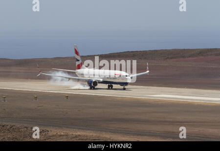 St. HELENA, Atlantik: Inselbewohner und Touristen sehen das erste jemals Linienflug auf der britischen Insel St. Helena. Die British Airways 747 erfolgreich aufsetzten und zog heute eine historische Premiere war je Flug nach 47 Quadrat-Meile British Atlantischen Ozean Territorium der neu eröffnete Flughafen, mit seinen 6.000 Fuß langen Start-und Landebahn. Regelmäßige Flüge 2278 Meilen nach Johannesburg in Südafrika sind jetzt stattfinden. Inselbewohner hoffen, dass die Route schließlich London und Kapstadt beinhalten wird. Der Herzog von York Prinz Andrew reiste zu den abgelegenen Ort des neuen Flughafens auf einem öffnen Stockfoto