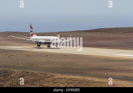 St. HELENA, Atlantik: Inselbewohner und Touristen sehen das erste jemals Linienflug auf der britischen Insel St. Helena. Die British Airways 747 erfolgreich aufsetzten und zog heute eine historische Premiere war je Flug nach 47 Quadrat-Meile British Atlantischen Ozean Territorium der neu eröffnete Flughafen, mit seinen 6.000 Fuß langen Start-und Landebahn. Regelmäßige Flüge 2278 Meilen nach Johannesburg in Südafrika sind jetzt stattfinden. Inselbewohner hoffen, dass die Route schließlich London und Kapstadt beinhalten wird. Der Herzog von York Prinz Andrew reiste zu den abgelegenen Ort des neuen Flughafens auf einem öffnen Stockfoto