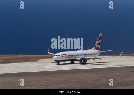 St. HELENA, Atlantik: Inselbewohner und Touristen sehen das erste jemals Linienflug auf der britischen Insel St. Helena. Die British Airways 747 erfolgreich aufsetzten und zog heute eine historische Premiere war je Flug nach 47 Quadrat-Meile British Atlantischen Ozean Territorium der neu eröffnete Flughafen, mit seinen 6.000 Fuß langen Start-und Landebahn. Regelmäßige Flüge 2278 Meilen nach Johannesburg in Südafrika sind jetzt stattfinden. Inselbewohner hoffen, dass die Route schließlich London und Kapstadt beinhalten wird. Der Herzog von York Prinz Andrew reiste zu den abgelegenen Ort des neuen Flughafens auf einem öffnen Stockfoto