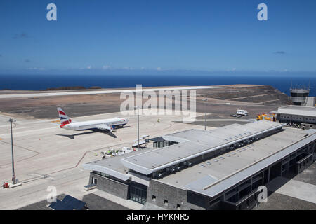 St. HELENA, Atlantik: Inselbewohner und Touristen sehen das erste jemals Linienflug auf der britischen Insel St. Helena. Die British Airways 747 erfolgreich aufsetzten und zog heute eine historische Premiere war je Flug nach 47 Quadrat-Meile British Atlantischen Ozean Territorium der neu eröffnete Flughafen, mit seinen 6.000 Fuß langen Start-und Landebahn. Regelmäßige Flüge 2278 Meilen nach Johannesburg in Südafrika sind jetzt stattfinden. Inselbewohner hoffen, dass die Route schließlich London und Kapstadt beinhalten wird. Der Herzog von York Prinz Andrew reiste zu den abgelegenen Ort des neuen Flughafens auf einem öffnen Stockfoto