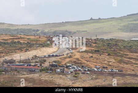 St. HELENA, Atlantik: Inselbewohner und Touristen sehen das erste jemals Linienflug auf der britischen Insel St. Helena. Die British Airways 747 erfolgreich aufsetzten und zog heute eine historische Premiere war je Flug nach 47 Quadrat-Meile British Atlantischen Ozean Territorium der neu eröffnete Flughafen, mit seinen 6.000 Fuß langen Start-und Landebahn. Regelmäßige Flüge 2278 Meilen nach Johannesburg in Südafrika sind jetzt stattfinden. Inselbewohner hoffen, dass die Route schließlich London und Kapstadt beinhalten wird. Der Herzog von York Prinz Andrew reiste zu den abgelegenen Ort des neuen Flughafens auf einem öffnen Stockfoto