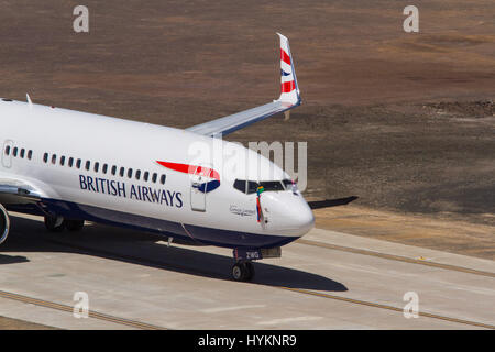 St. HELENA, Atlantik: Inselbewohner und Touristen sehen das erste jemals Linienflug auf der britischen Insel St. Helena. Die British Airways 747 erfolgreich aufsetzten und zog heute eine historische Premiere war je Flug nach 47 Quadrat-Meile British Atlantischen Ozean Territorium der neu eröffnete Flughafen, mit seinen 6.000 Fuß langen Start-und Landebahn. Regelmäßige Flüge 2278 Meilen nach Johannesburg in Südafrika sind jetzt stattfinden. Inselbewohner hoffen, dass die Route schließlich London und Kapstadt beinhalten wird. Der Herzog von York Prinz Andrew reiste zu den abgelegenen Ort des neuen Flughafens auf einem öffnen Stockfoto