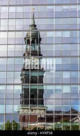 St.-Michaelis-Kirche spiegelt sich in der Glas - Hamburg Stockfoto